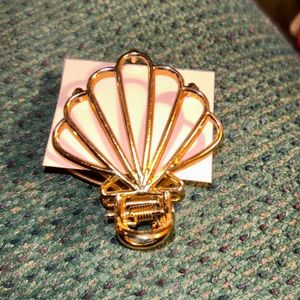 NWOT! Lacy Conch Shell Hair Clip